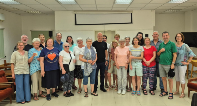 הגרמנים נפגשים בקיבוץ עמיר עם היועץ האסטרטגי יורם אבן צור וסיסי לב חברת עמיר שמתרגמת לגרמנית