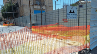 גדר עם רשת זוהרת שהתווספה לבקשת הנציגים