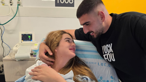 יובל וירין חזות עם בנם הבכור והמיילדת חן תורג'מן 
