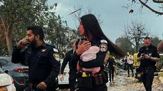שוטרת אביב סרגה, בעת חילוץ תינוק מבין ההריסות
