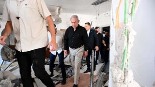 ראש הממשלה, בנימין נתניהו, בזירת נפילת הטיל בבת ים