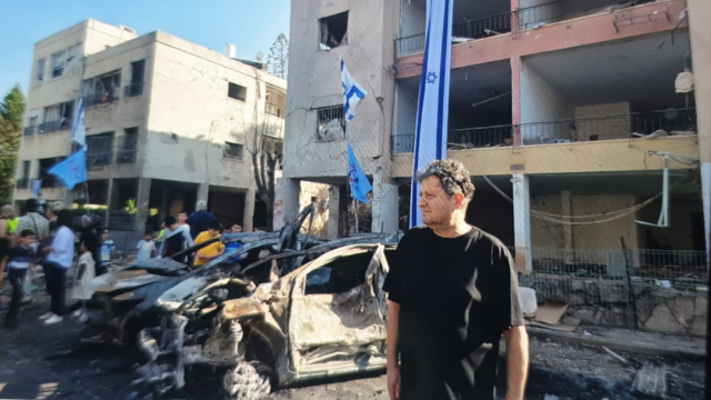 סימיון פיינרו ליד ביתו בזירת נפילת הטיל בחיפה