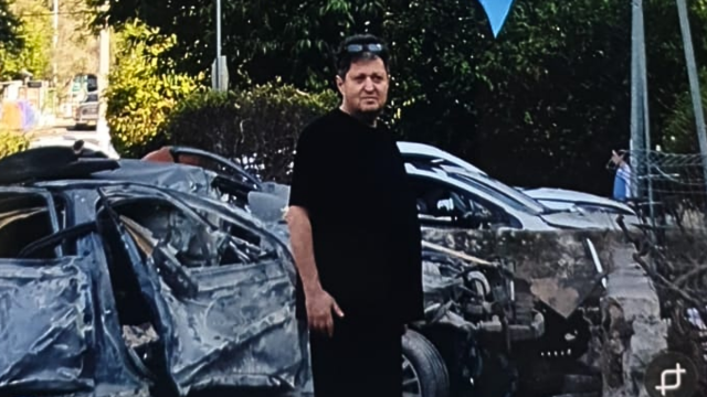 סימיון פיינרו ליד ביתו בזירת נפילת הטיל בחיפה