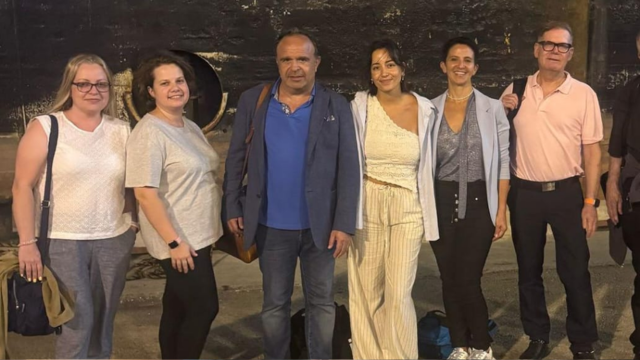 צוות רמב"ם שחזר לישראל, על רקע אוניית החילוץ של "צים" 