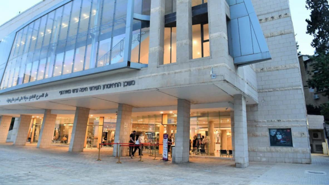 תיאטרון חיפה. מרחב מוגן במקום הצגות