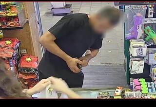 החשוד מבת ים בעת השימוש באשראי הגנוב 