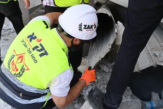 החיפושים בזירת פגיעת הטיל בבת ים