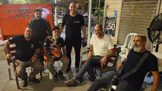 המתנדבים שהגיעו לשמור על זירת ההרס בבת ים מביזה