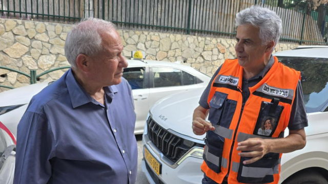 השר אבי דיכטר ושמעון סבג בעמותת יד עזר לחבר במלחמת איראן