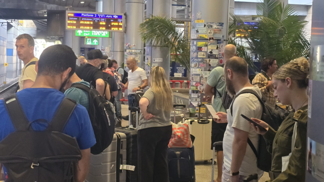 נוסעים חוזרים מטיסות החילוץ ברכבת ישראל