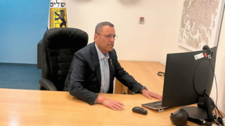 משה ליאון בלשכתו החלופית במרחב המוגן