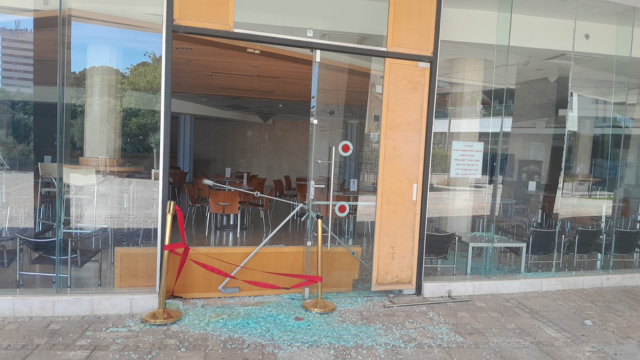 הנזק בתיאטרון חיפה מפגיעת טיל מיירט 22.6.25