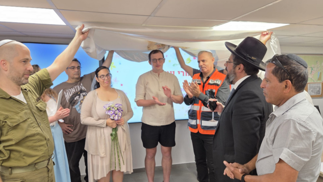 חתונתם של אורי אטינגר ואליהו שוורץ בכפר סבא