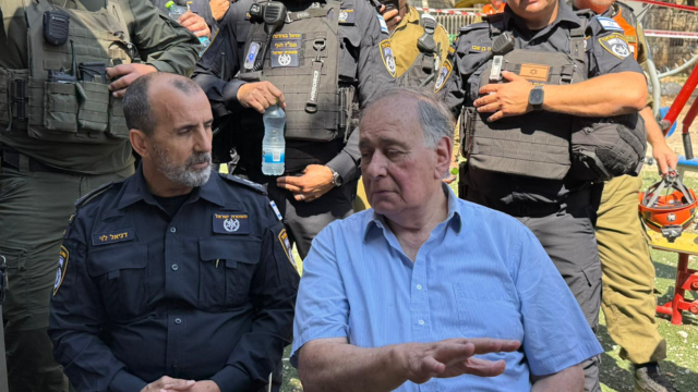 יונה יהב ומפכ"ל המשטרה בזירת נפילת הטיל בחיפה 22.6.25