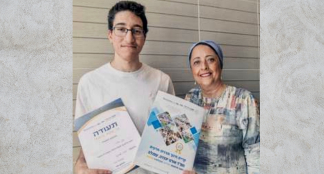 המורה אביבה טיירי מאורט יהודה חילקה תעודות בבתי התלמידים