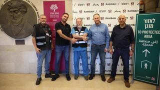 ימין :  ניסים חיים סגן מנהל בית חולים,  ליאור שחורי סמנכ"ל סחר,  פרופ' מיקי הלברטל מנהל רמב"ם,  לואי עומרי מנהל השיווק של הרשת סלאח דבאח,  אמיר בן יוסף מישנה לסמנכ"ל בית חולים