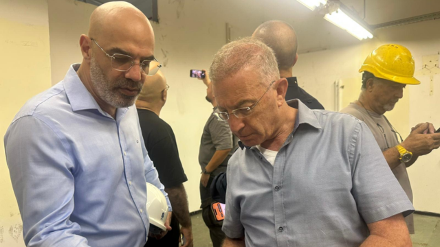 מנכל חברת חשמל מאיר שפיגלר ומנכל בזק ניר דוד במרחב המוגן