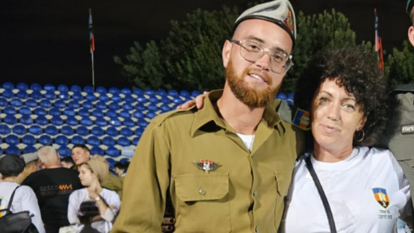 אלון דוידוב ז"ל בטקס סוף מסלול עם אימו