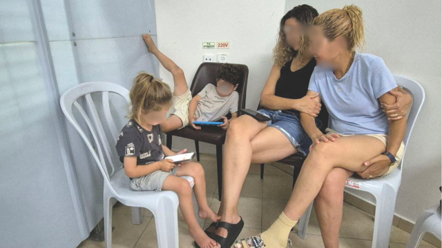 משפחה בממ"ד (למצולמים אין קשר לכתבה) 