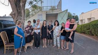 רויטל מנצור והשכנים ליד המקלט הציבורי