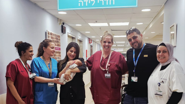 מימין: ואפיה נאסר, ד"ר אדם נאסר, דנה עתיר, וירוד נאסר ותינוקם, ד"ר גיל שכטר מאור וגלית שמשון