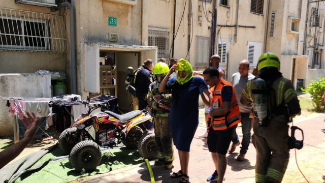 חילוץ הדיירים מהבניין בכפר סבא
