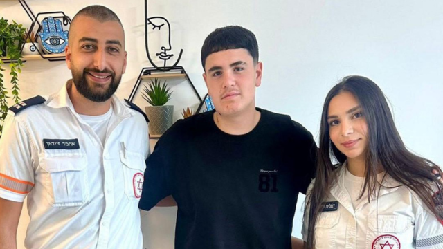 איתי מייסון וצוות מד"א שהציל את חייו