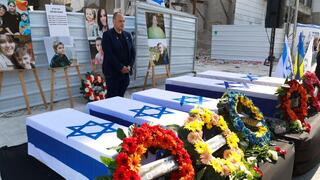 טקס הפרידה מחמשת בני המשפחה שנספו בפגיעת הטיל בבת ים