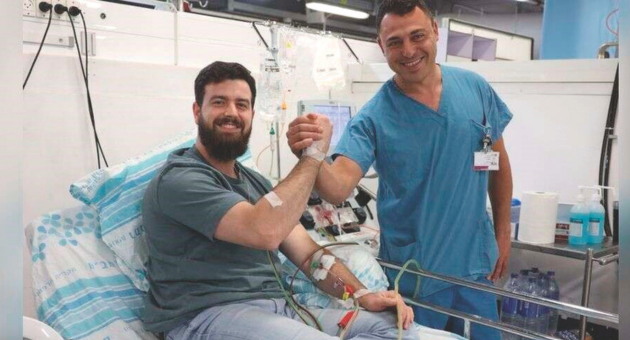עמית סמנה (משמאל) והאח אברהים שעבאן