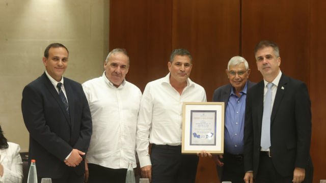 שר האנרגיה העניק לבזן אות הוקרה