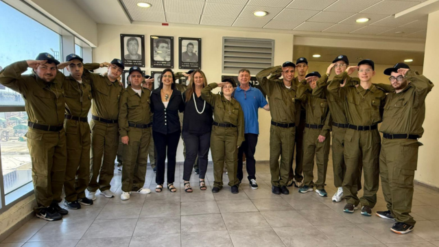 תלמידי הכיתות התקשורתיות בקרית ביאליק הצטרפו ל"גדולים במדים"""