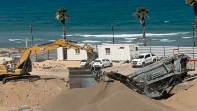 סוללים את הדרך לים. העבודות לשבירת החומה בקרית ים