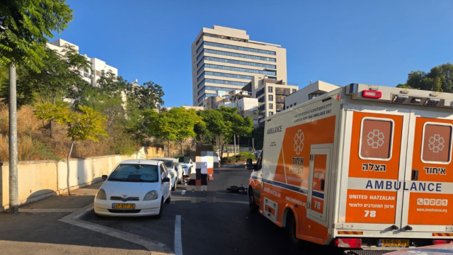 גבר ואישה נפצעו בתאונת אופניים חשמליים בחיפה