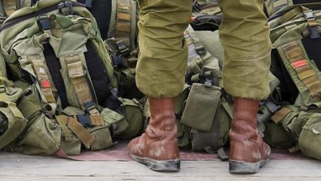 חייל במדים