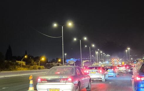 פקק בכביש 5 בשעת לילה מאוחרת