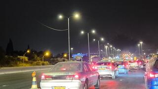 פקק בכביש 5 בשעת לילה מאוחרת