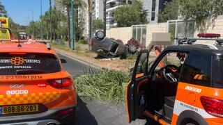רכב התהפך בפתח תקוה