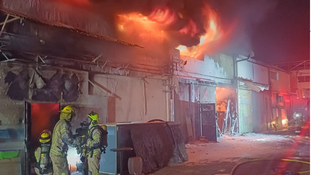 שריפה גדולה באזור התעשייה בקרית ביאליק: שמונה עסקים ניזוקו
