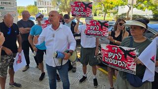 המחאה בכניסה למשרדי רשות שדות התעופה האזרחית