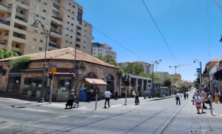 כאן תוקם תחנה. צומת הרחובות יפו-שטראוס-קינג ג'ורג'