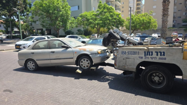 מבצע פינוי רכבים נטושים בהרצליה