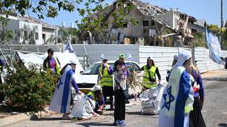 הנערות עובדות בשכונה שנפגעה מטיל בראשון לציון