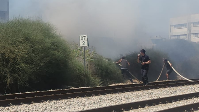 שריפה ליד המסילה בקרית מוצקין: תנועת הרכבות בצפון הופסקה זמנית