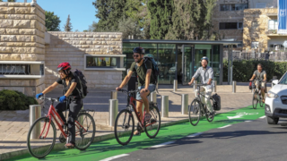 רוכבי אופניים בירושלים