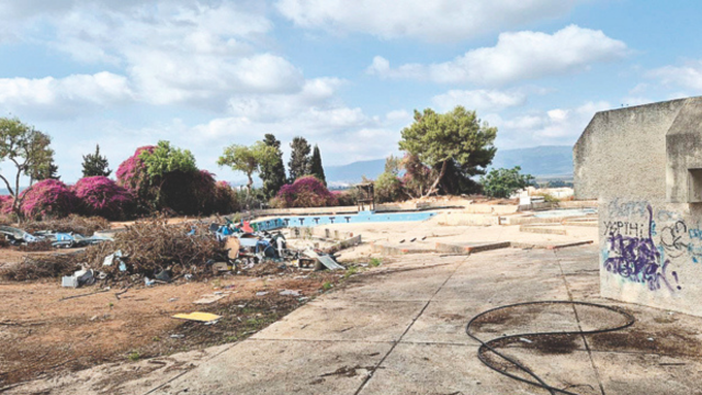 פעם בריכה קהילתית תוססת, היום אתר הריסה. מתחם בריכת הרקפות 
