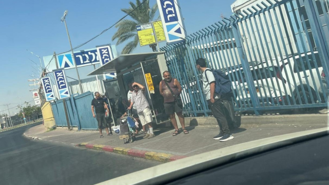תחנת אוטובוס בבאר שבע בחום הכבד קיץ 2025