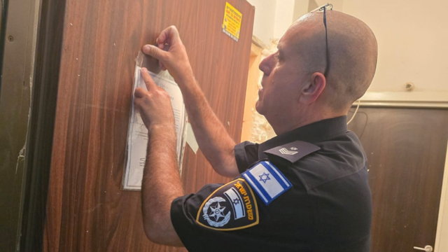 תליית הודעה על דלת הדירה בפתח תקוה