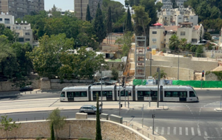הרכבת הקלה חולפת בקרית יובל - וחורקת