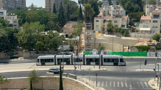 הרכבת הקלה חולפת בקרית יובל - וחורקת