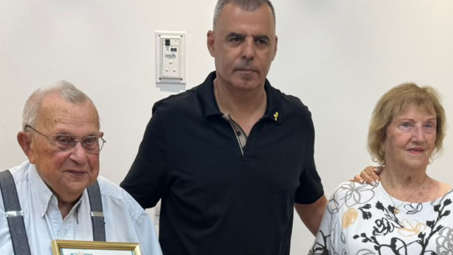 ראש העיר ושורדי השואה אריה שר ועליזה גולן